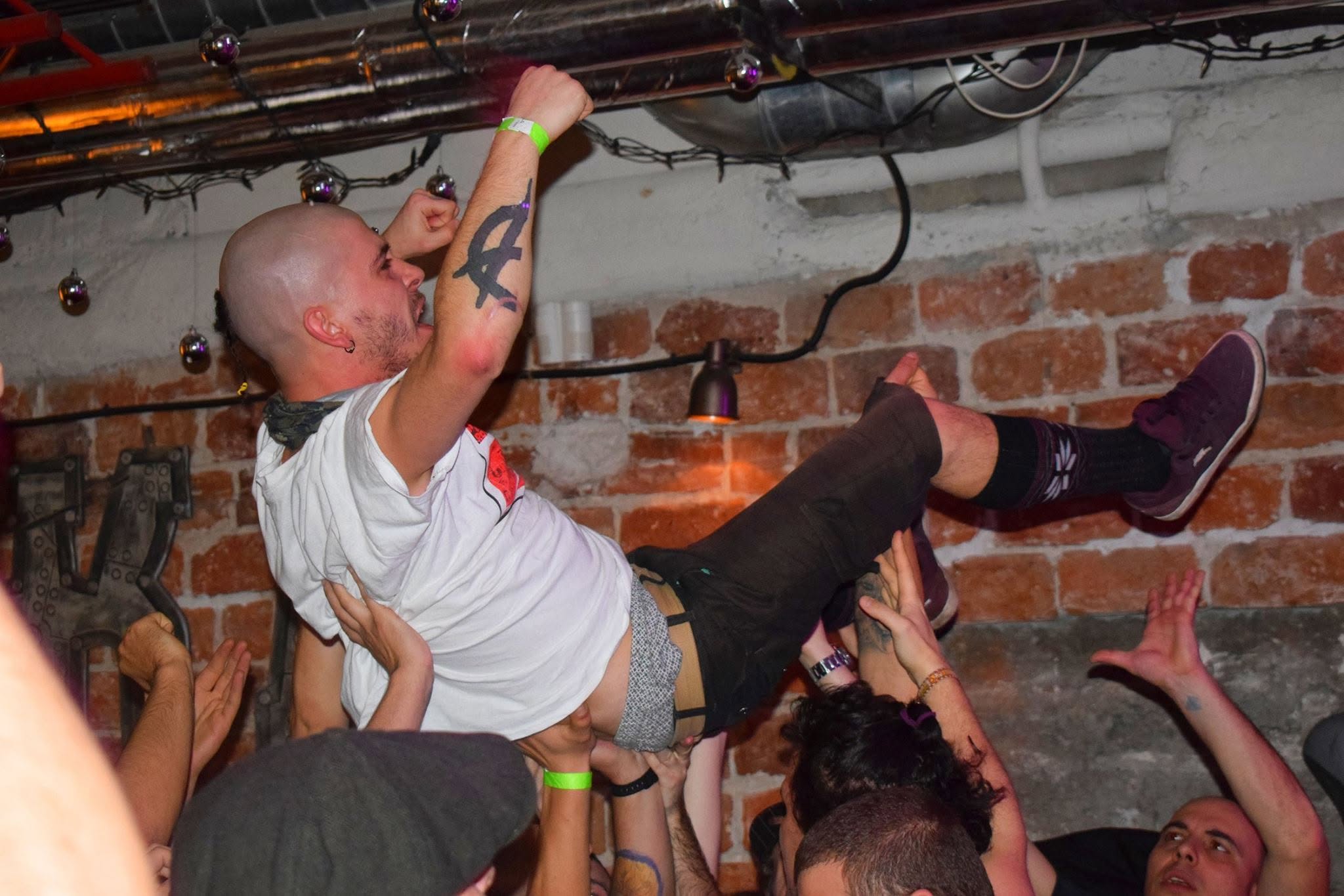 PIZZZA – Stage dive меле пред сцената